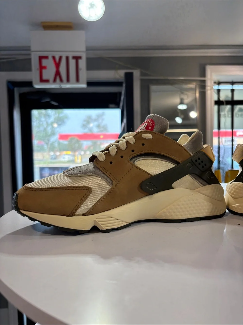 Nike Air Huarache LE Desert Oak Size 8.5 M 10 W